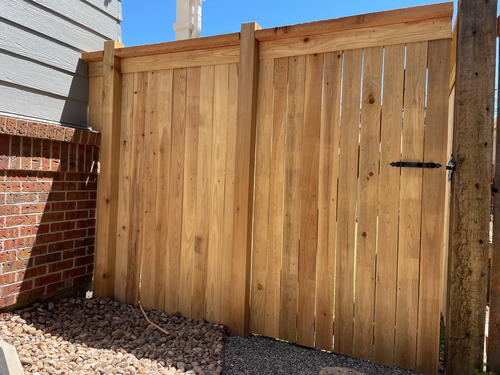 Craftsman-style cedar privacy fence with top cap and matching gate in Colorado